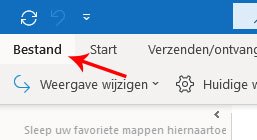 Klik in outlook op bestand in het menu